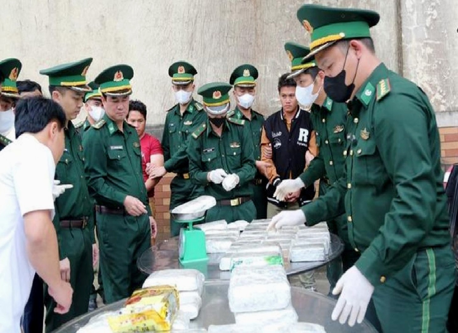 Bộ đội Biên phòng tỉnh Hà Tĩnh đã bắt gọn 2 đối tượng cùng tang vật Bắt 2 đối tượng vận chuyển số lượng ma túy “khủng” từ Lào vào Việt Nam -0