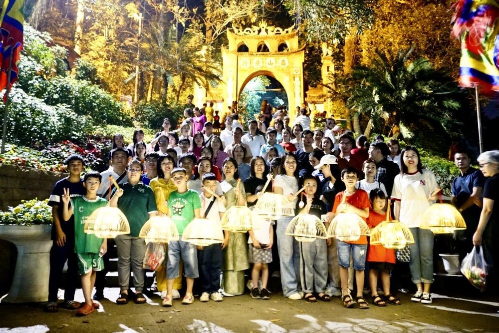 Người dân nô nức về Đền Hùng trước ngày Giỗ Tổ -0