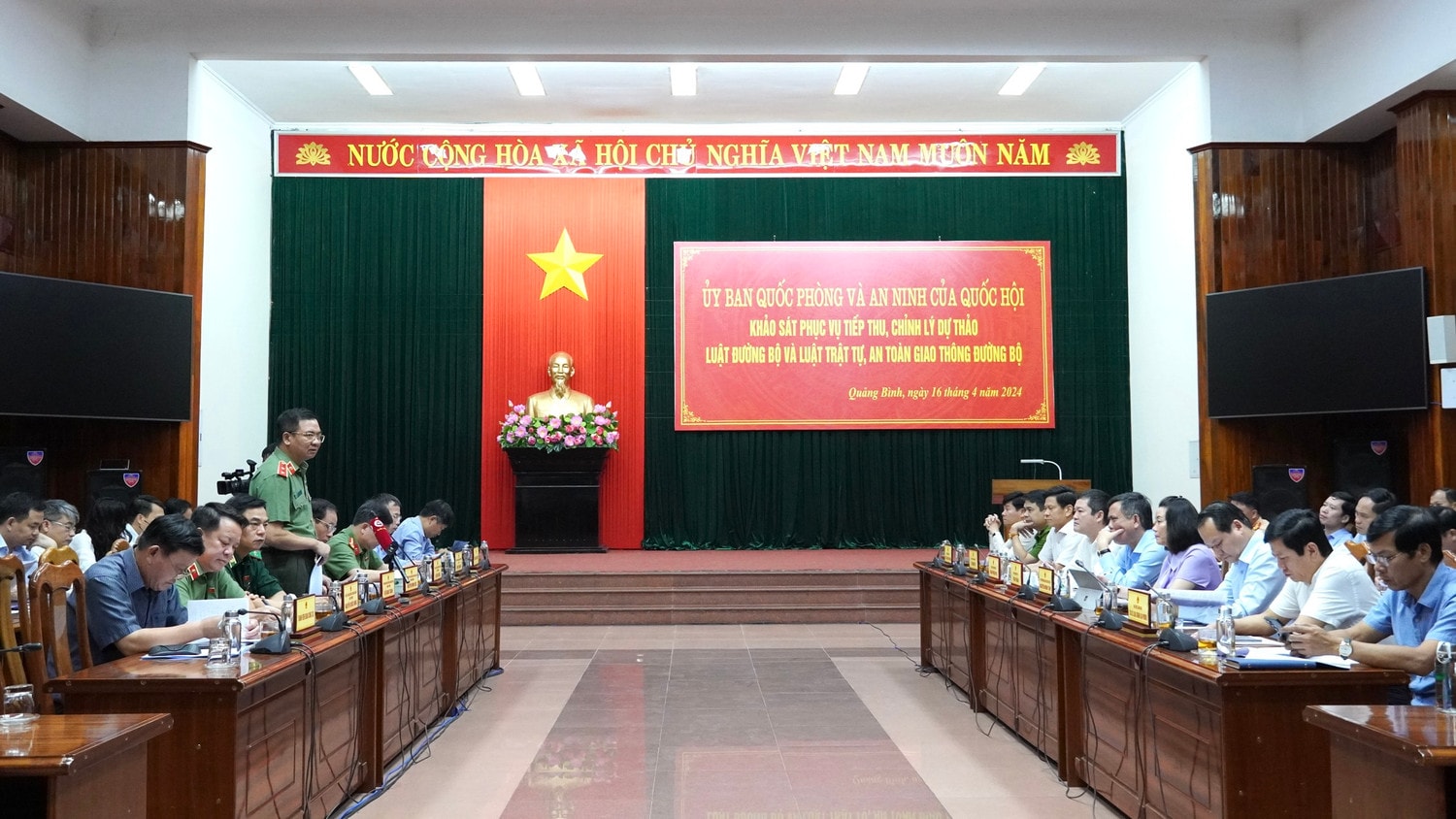 Toàn cảnh buổi làm việc. Ảnh: Khánh Trinh
