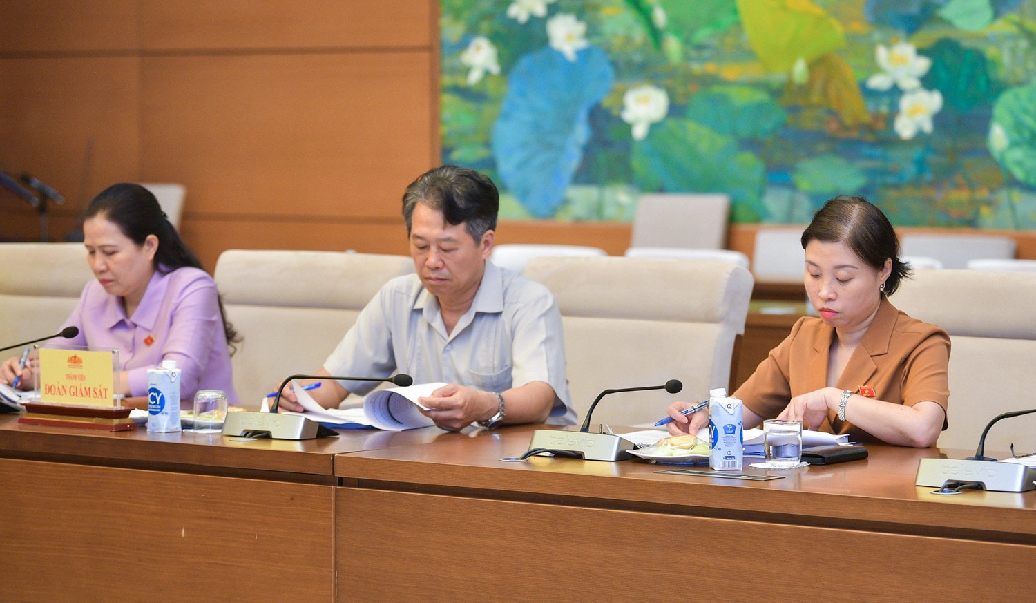 Các đại biểu tham dự phiên họp 