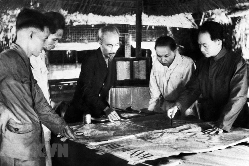 Chủ tịch Hồ Chí Minh, Đại tướng, Tổng Tư lệnh Võ Nguyên Giáp và các đồng chí trong Bộ Chỉ huy Chiến dịch Điện Biên Phủ - Ảnh tư liệu 