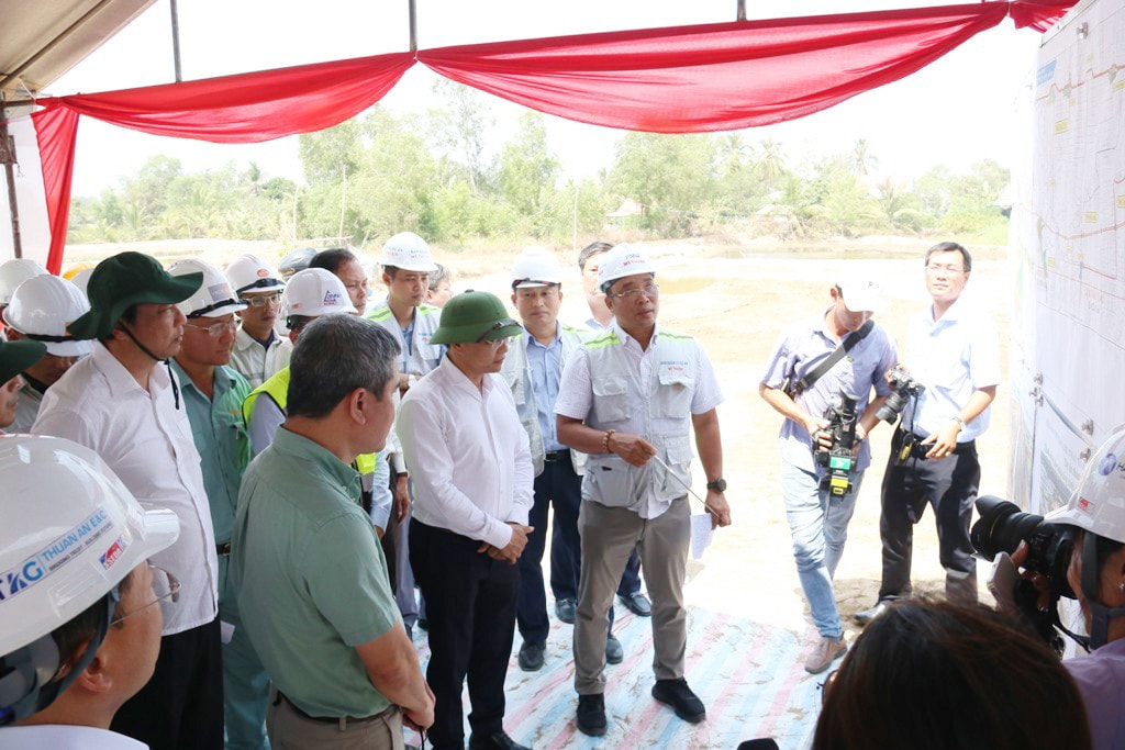 Bộ Trưởng Bộ GT-VT Nguyễn Văn Thắng cùng đoàn công tác kiểm tra tiến độ dự án cao tốc Cần Thơ - Hậu Giang - Cà Mau vào ngày 6.3 Bài 2: Thiếu cát sông, tính đến phương án khai thác cát biển