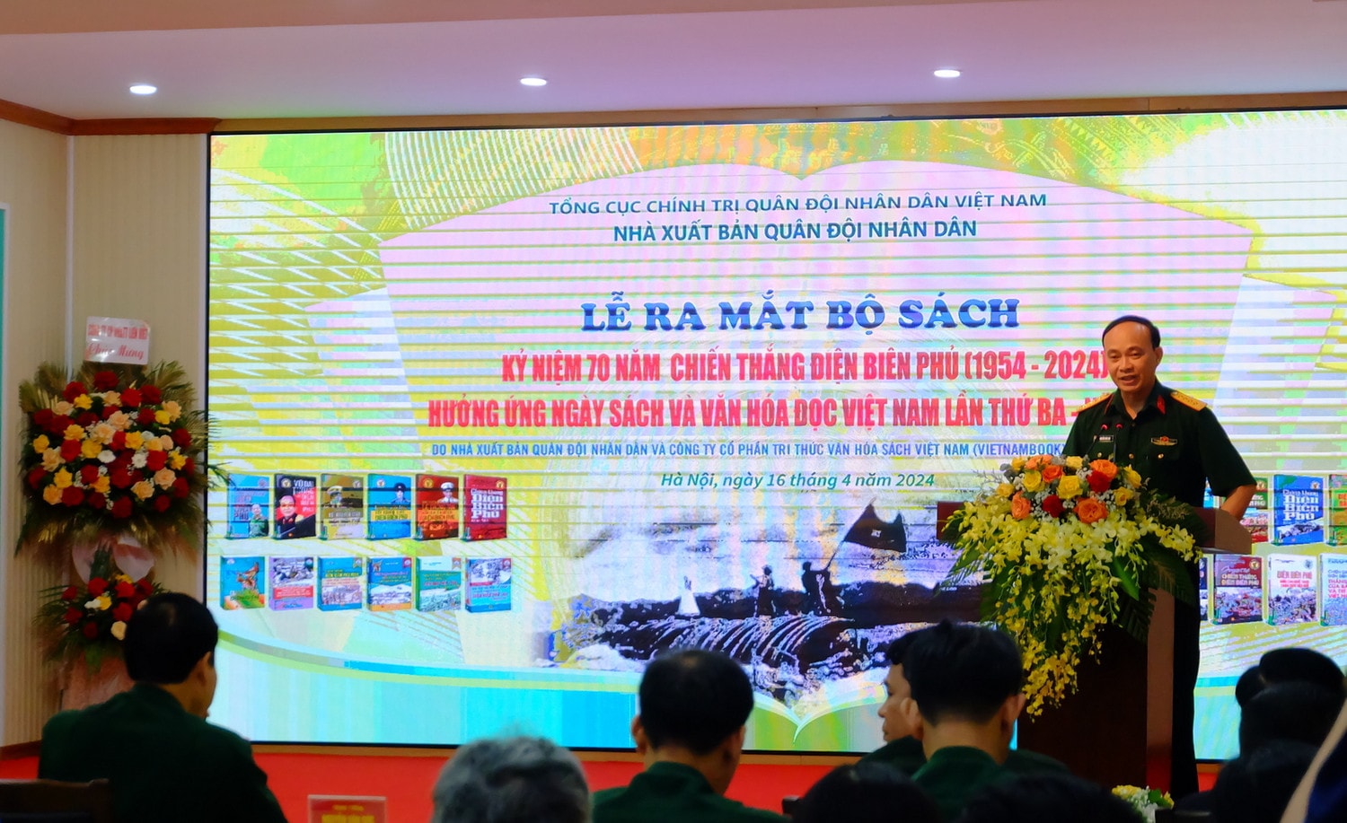 Đại tá Nguyễn Văn Sáu, Phó Giám đốc - Phó Tổng Biên tập Nhà xuất bản Quân đội Nhân dân phát biểu tại lễ ra mắt bộ sách Ra mắt bộ sách kỷ niệm 70 năm Chiến thắng Điện Biên Phủ -1