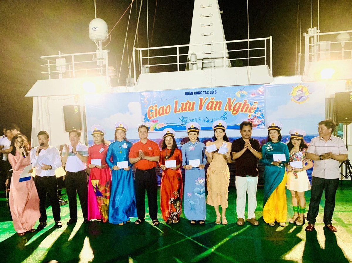 Phóng sự ảnh Trường Sa, vẻ đẹp kiên cường giữa biển khơi -0
