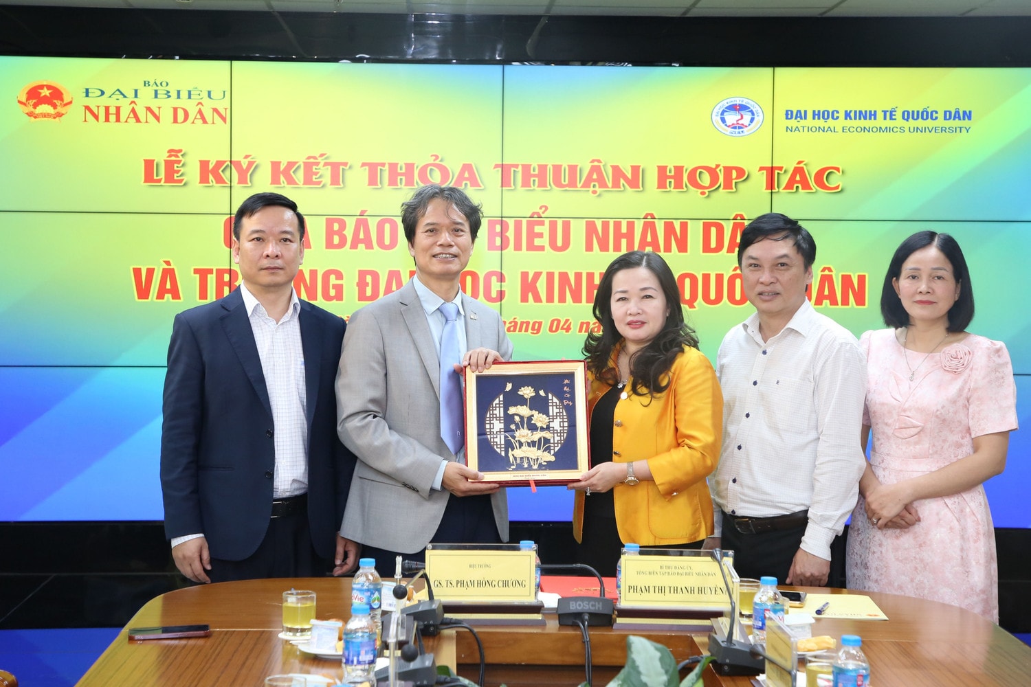 Báo Đại biểu Nhân dân ký kết thỏa thuận hợp tác với Trường Đại học Kinh tế Quốc dân -0