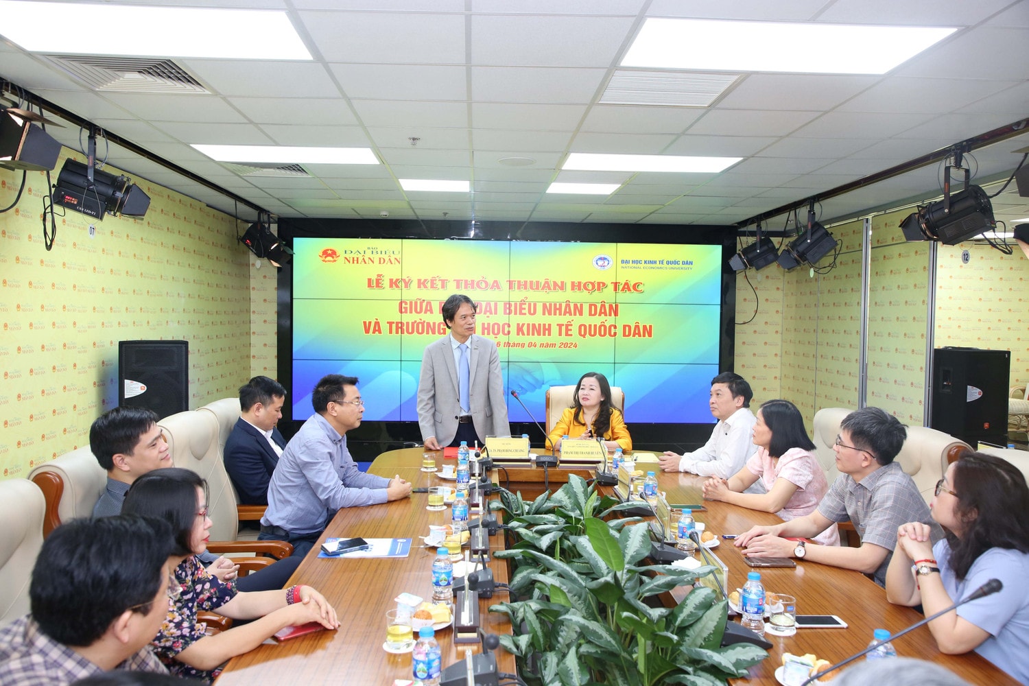 Báo Đại biểu Nhân dân ký kết thỏa thuận hợp tác với Trường Đại học Kinh tế Quốc dân -0