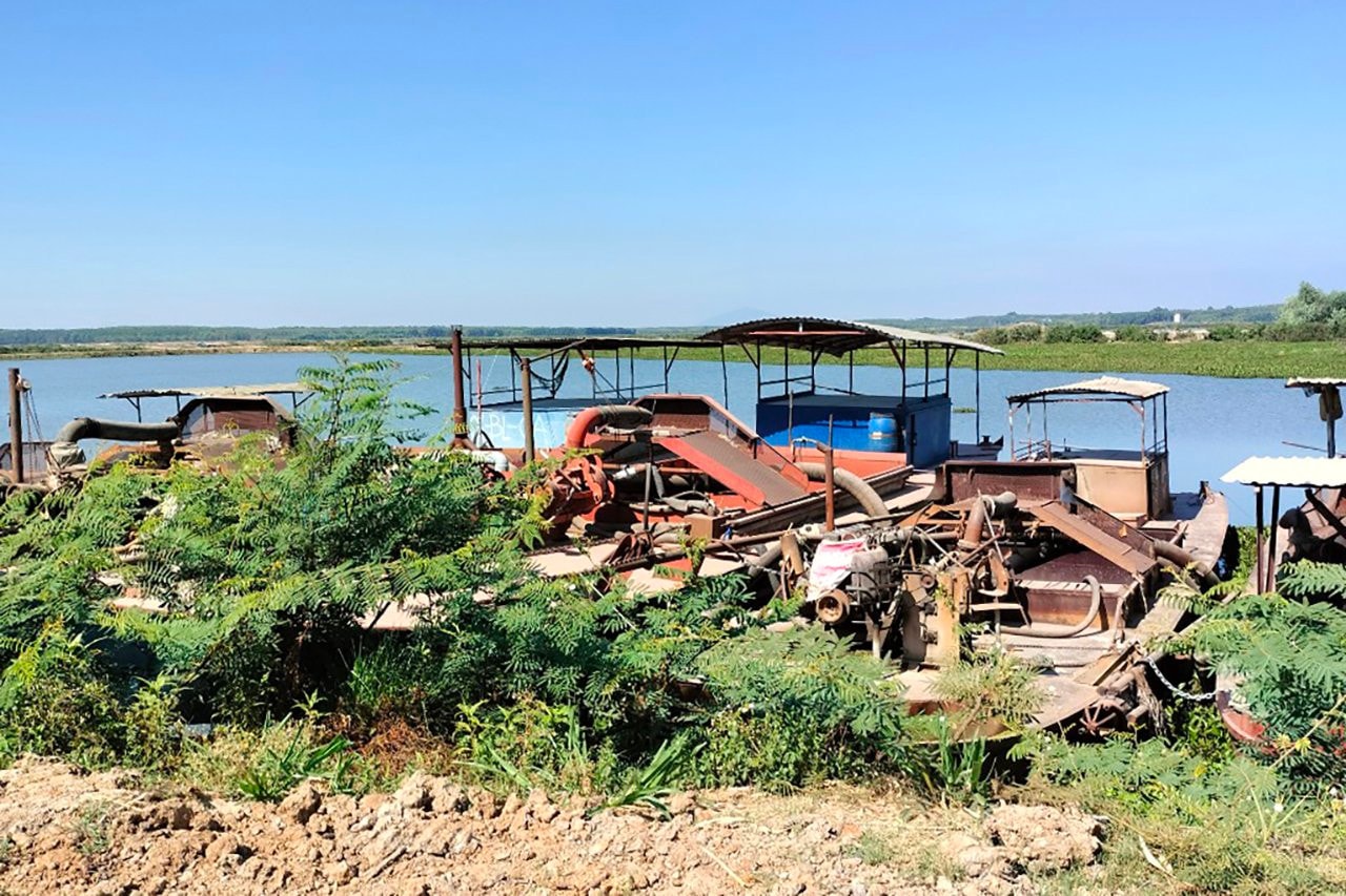 Bãi tập kết tàu và phương tiện khai thác cát lậu tại hồ Biển Lạc của UBND huyện Tánh Linh