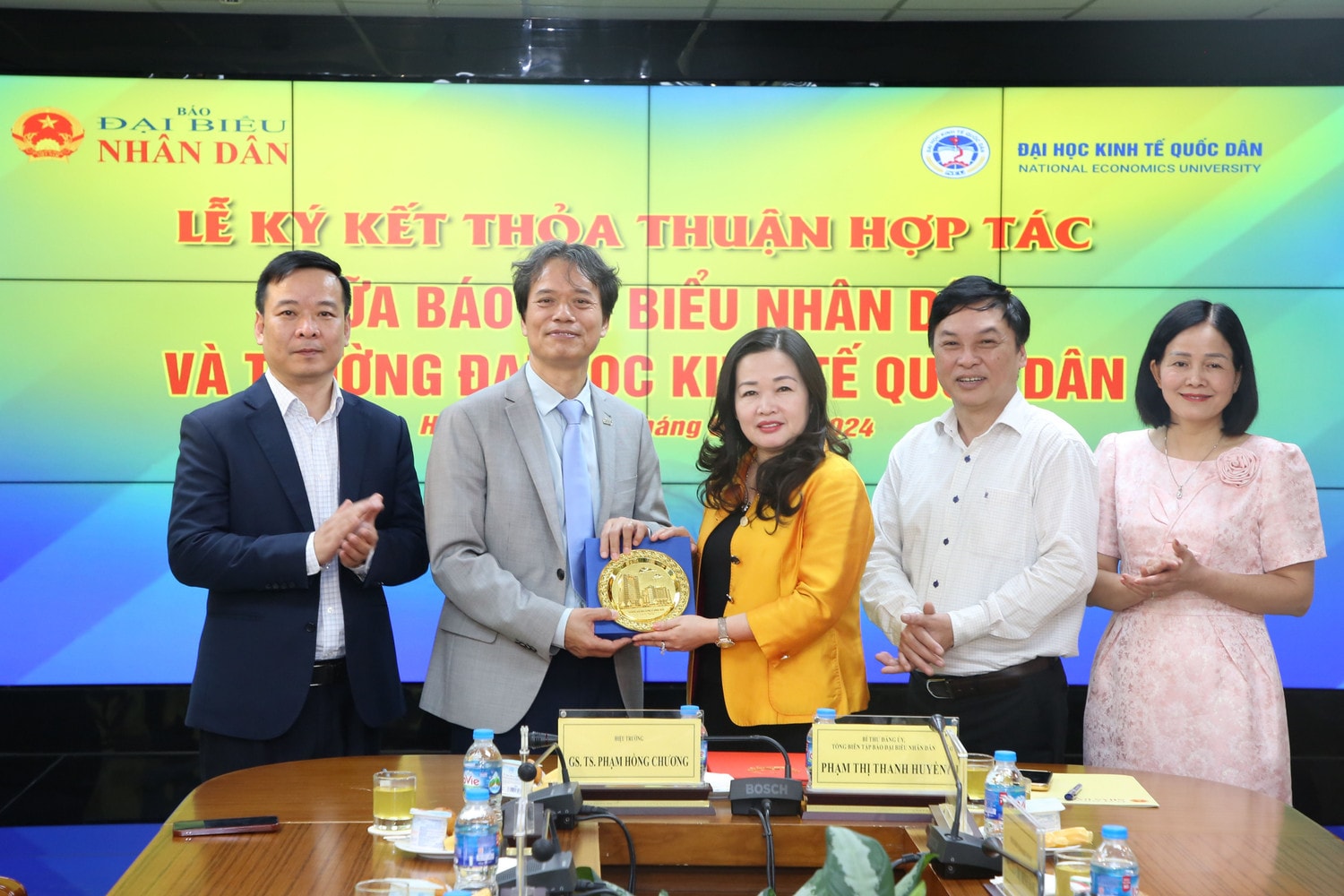 Báo Đại biểu Nhân dân ký kết thỏa thuận hợp tác với Trường Đại học Kinh tế Quốc dân -0