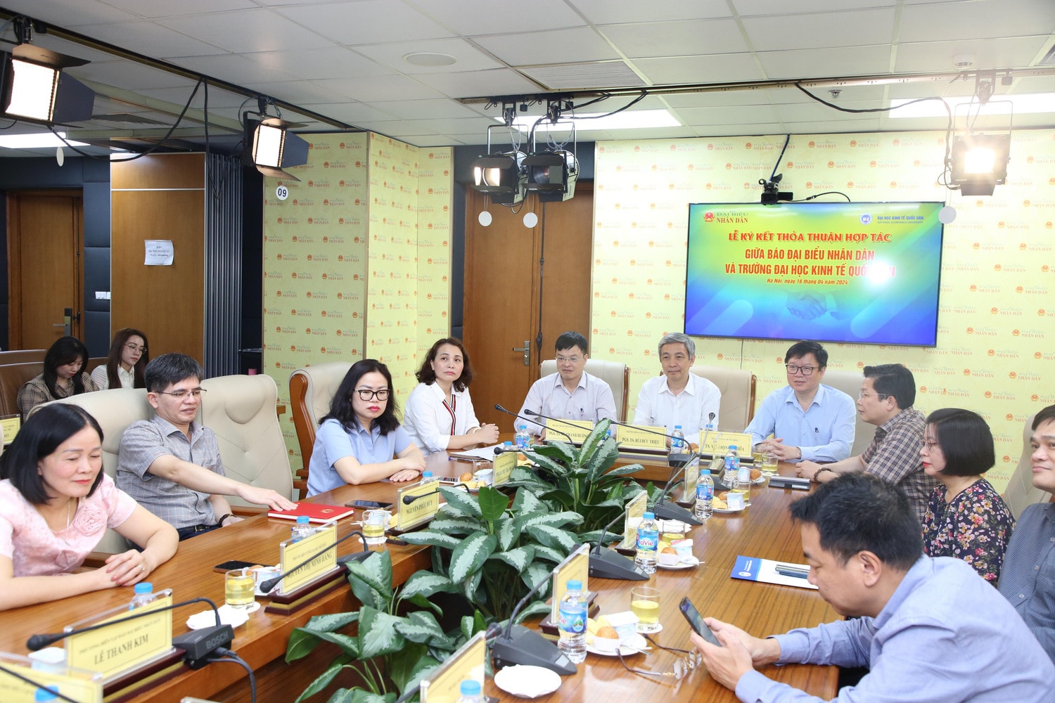Báo Đại biểu Nhân dân ký kết thỏa thuận hợp tác với Trường Đại học Kinh tế Quốc dân -0