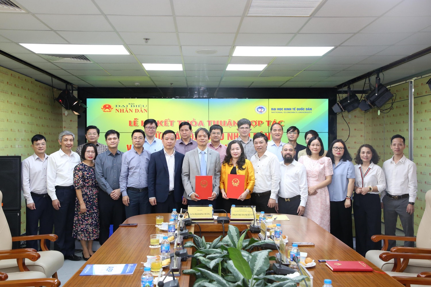 Báo Đại biểu Nhân dân ký kết thỏa thuận hợp tác với Trường Đại học Kinh tế Quốc dân -0