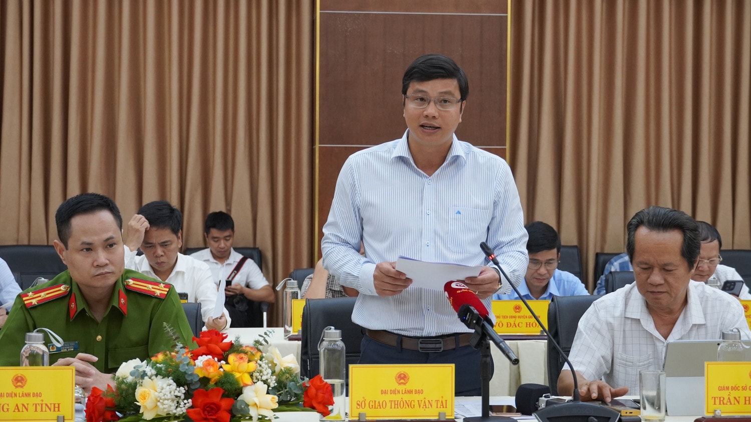 Đại diện Sở Giao thông Vận tải tỉnh Quảng Trị thông tin tại buổi làm việc 