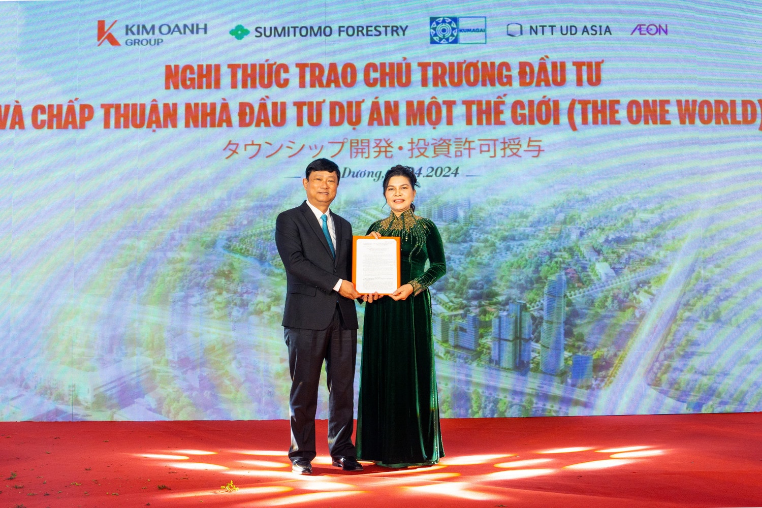 Chủ tịch UBND tỉnh Bình Dương Võ Văn Minh trao chấp thuận đầu tư cho đại diện chủ đầu tư dự án khu đô thị Một Thế Giới
