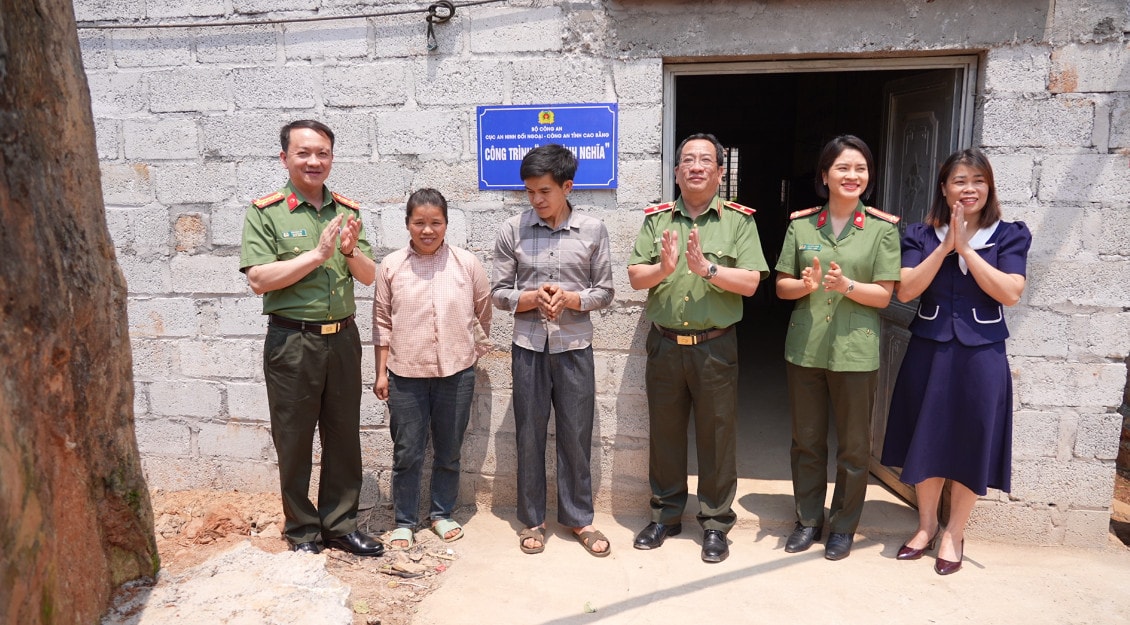 Cục An ninh đối ngoại tổ chức Lễ gắn biển Công trình Nhà tình nghĩa cho hộ nghèo tại Cao Bằng -0