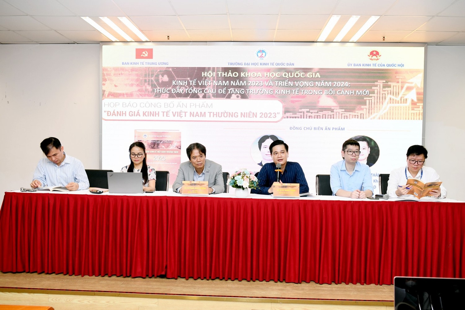 Trường Đại học Kinh tế Quốc dân công bố Ấn phẩm Đánh giá Kinh tế Việt Nam thường niên 2023 (Ảnh: Tuấn Anh) Trường Đại học Kinh tế Quốc dân công bố Ấn phẩm Đánh giá Kinh tế Việt Nam thường niên 2023 -0