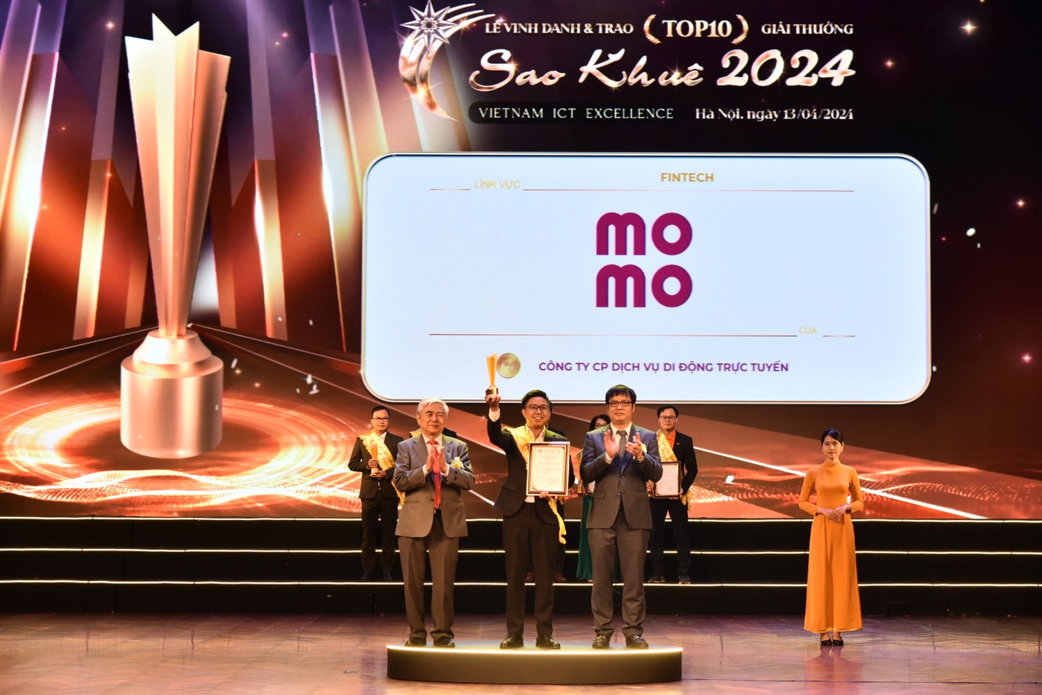 MoMo được vinh danh trong Top 10 Sao Khuê năm 2024 nhờ những thành tựu trong việc ứng dụng AI thúc đẩy chuyển đổi số. Ảnh: MoMo