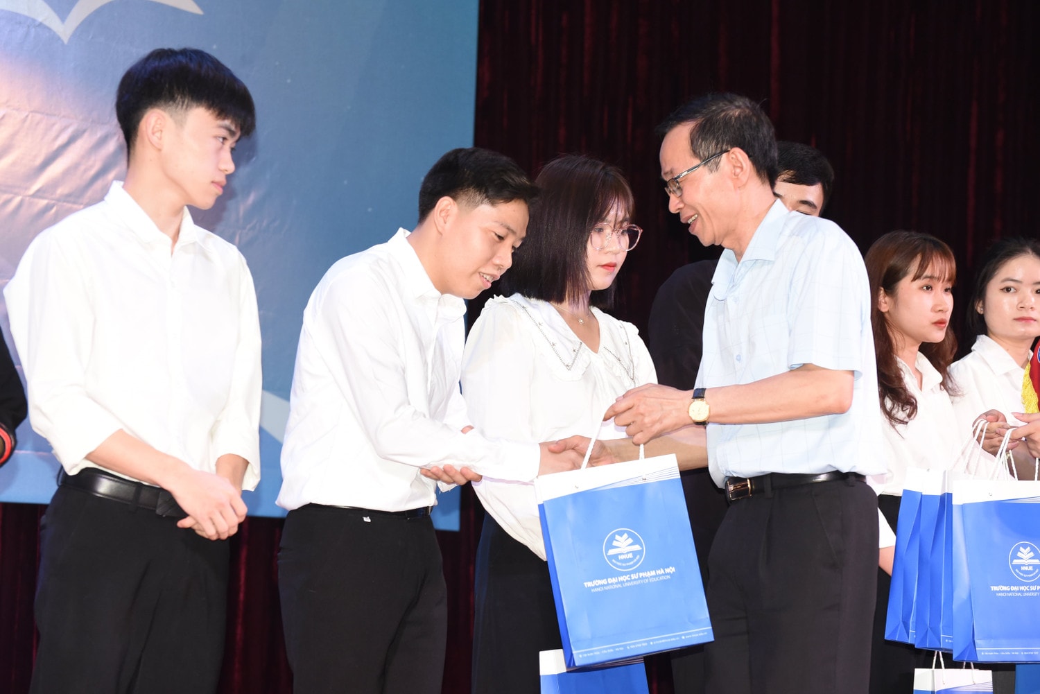 Thầy Hiệu trưởng xúc động kể chuyện tuổi thơ gian khó, nhắn nhủ sinh viên “có thể vượt qua nghịch cảnh nếu quyết tâm” -0