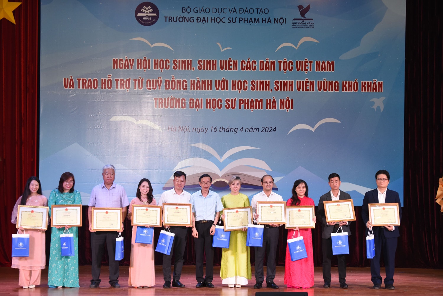 Thầy Hiệu trưởng xúc động kể chuyện tuổi thơ gian khó, nhắn nhủ sinh viên “có thể vượt qua nghịch cảnh nếu quyết tâm” -0