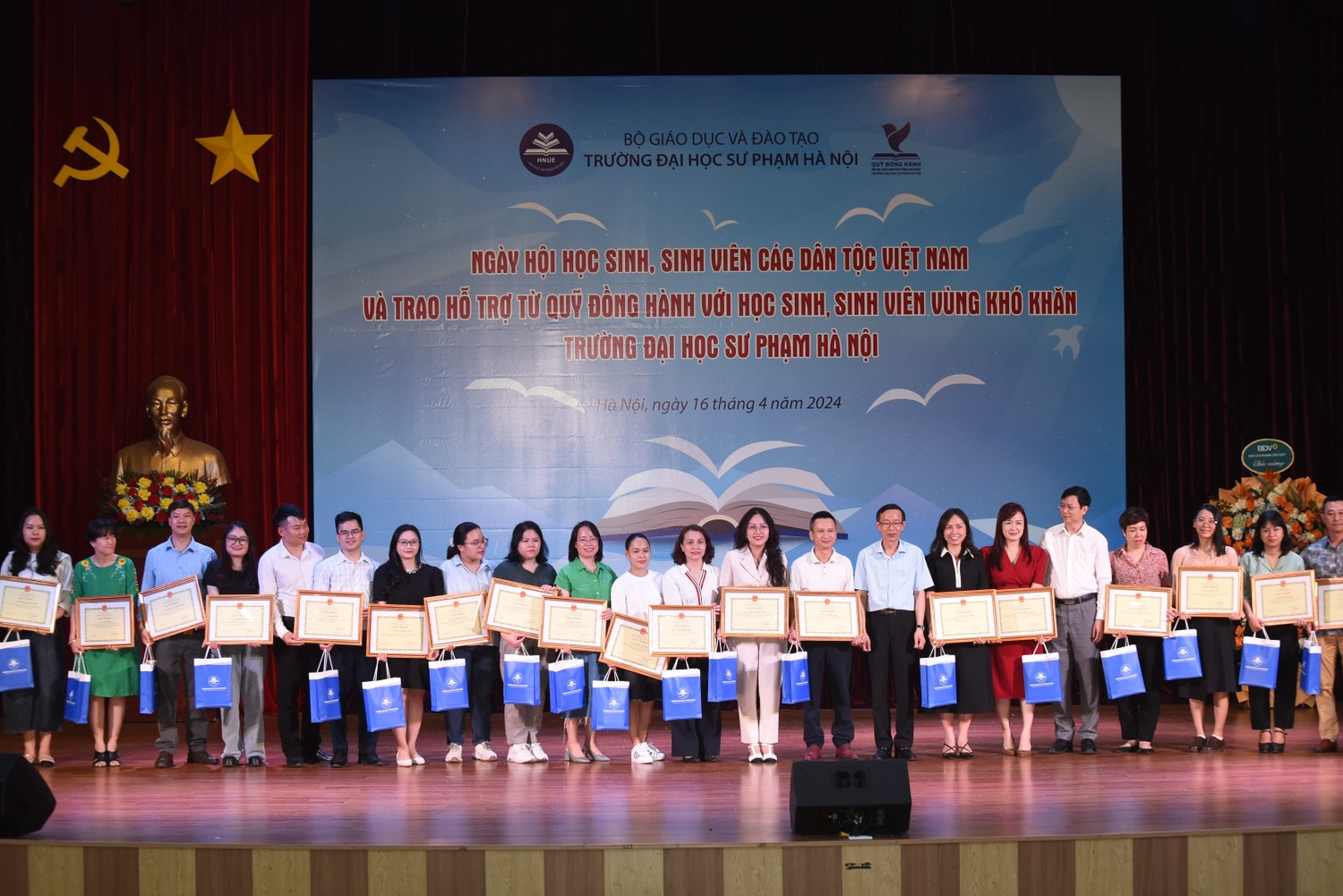 Thầy Hiệu trưởng xúc động kể chuyện tuổi thơ gian khó, nhắn nhủ sinh viên “có thể vượt qua nghịch cảnh nếu quyết tâm” -0