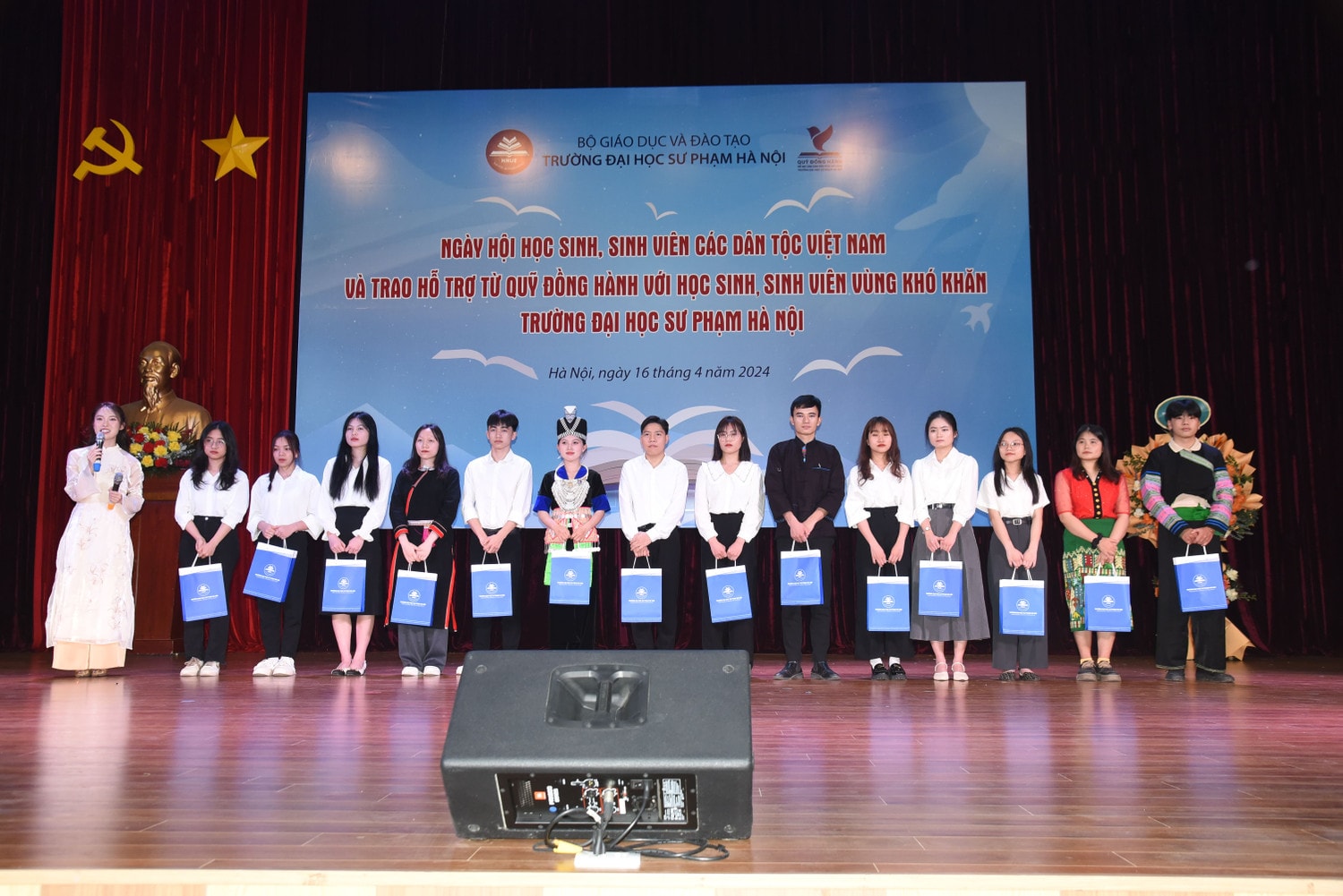 Thầy Hiệu trưởng xúc động kể chuyện tuổi thơ gian khó, nhắn nhủ sinh viên “có thể vượt qua nghịch cảnh nếu quyết tâm” -0