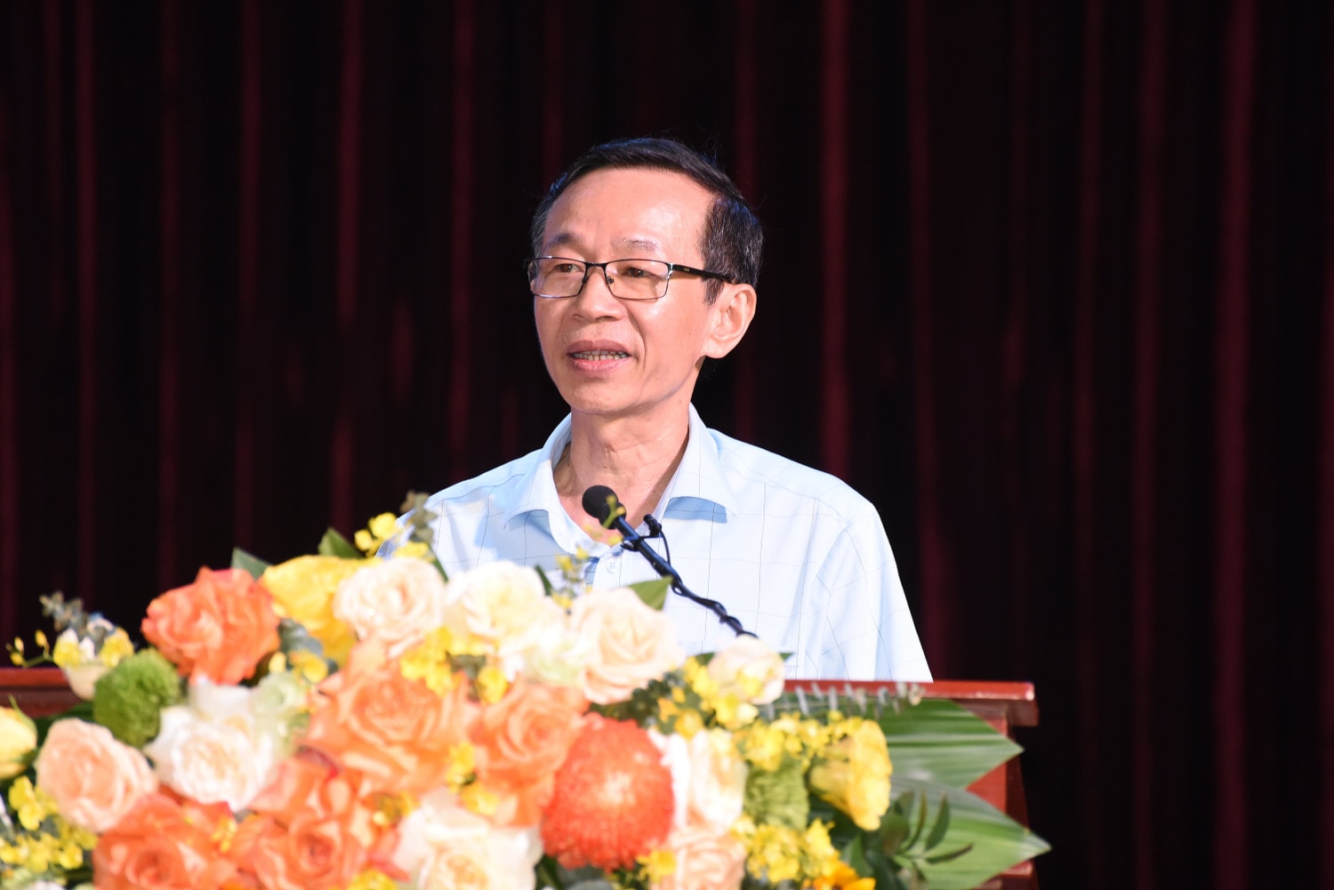 Thầy Hiệu trưởng xúc động kể chuyện tuổi thơ gian khó, nhắn nhủ sinh viên “có thể vượt qua nghịch cảnh nếu quyết tâm” -0