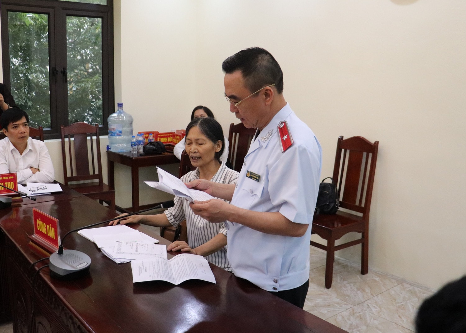 Trưởng Ban Tiếp công dân Trung ương Nguyễn Hồng Điệp trực tiếp xem hồ sơ, giấy tờ của liên quan đến các kiến nghị của công dân. Thanh tra Chính phủ tiếp công dân định kỳ tại Hà Nam -0
