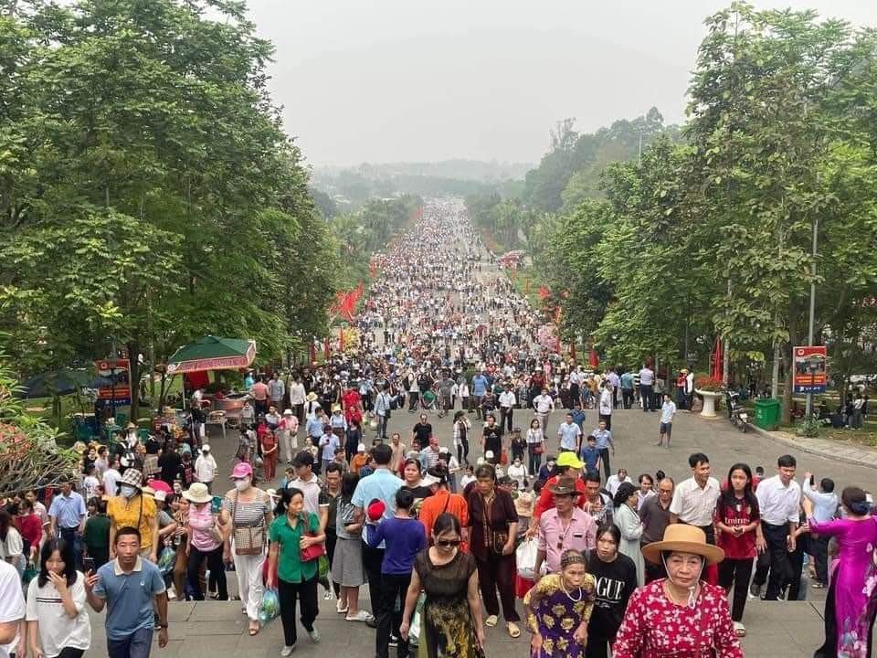 Hàng triệu người dân hành hương về miền đất Tổ để bày tỏ lòng biết ơn đối với những bậc tiền nhân