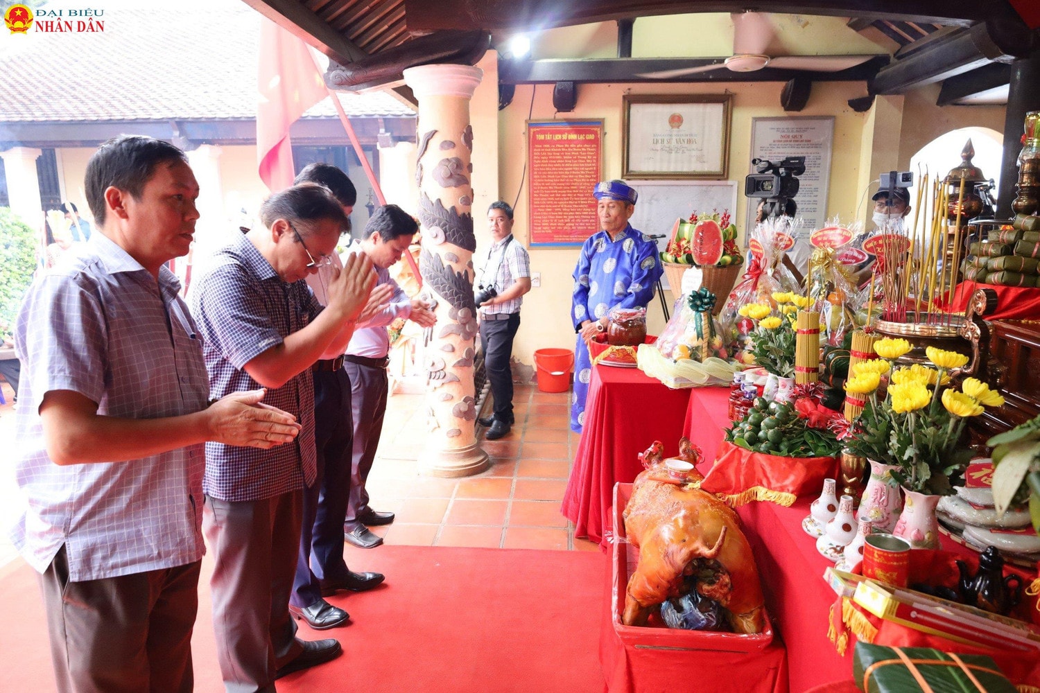 Các lãnh đạo tỉnh Đắk Lắk kính dâng hương tưởng nhớ Vua Hùng. Ảnh: Kim Bảo - Cổng TTĐT Đăk Lăk