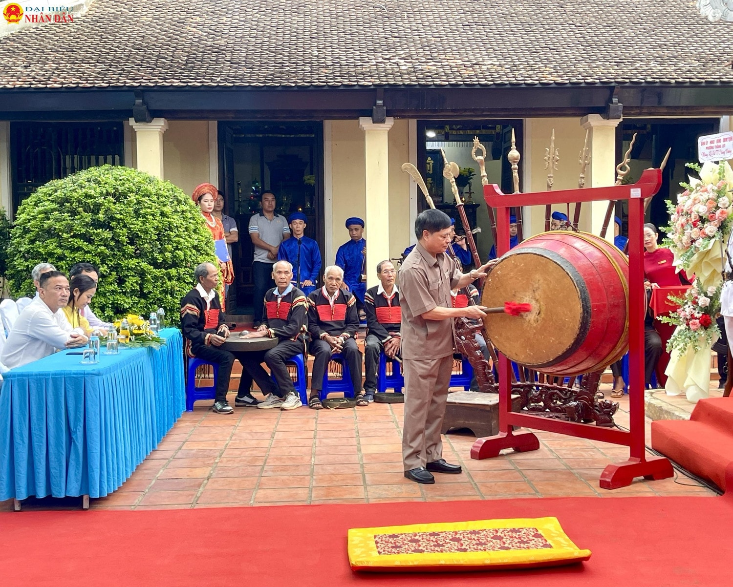 Phó Bí thư Thường trực Tỉnh ủy Đắk Lắk Phạm Minh Tấn đánh trống khai Lễ. Ảnh: Khánh Ngân