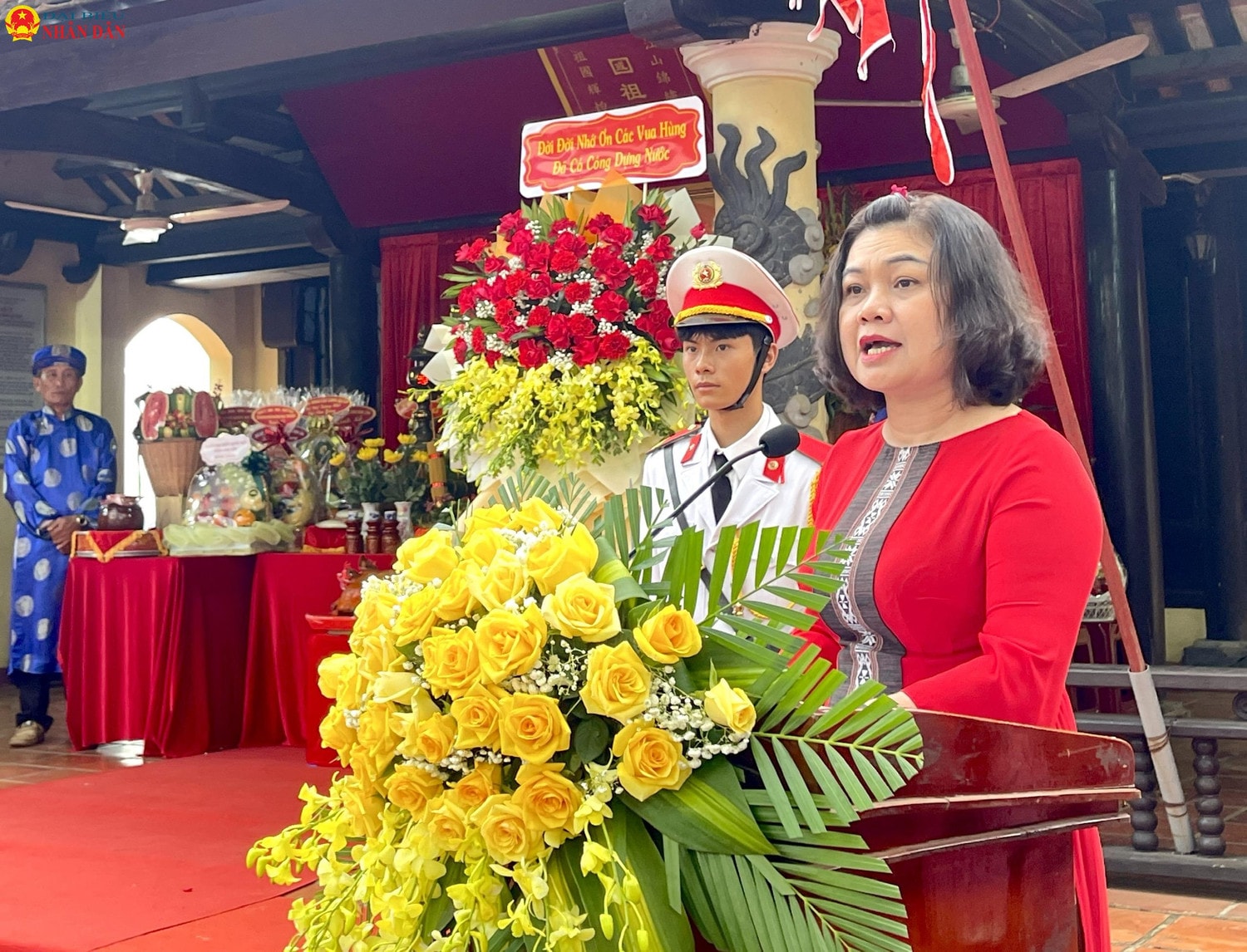 Phó Chủ tịch UBND tỉnh Đắk Lắk H'Yim Kđoh bày tỏ lòng thành kính và kính cáo. Ảnh: Khánh Ngân