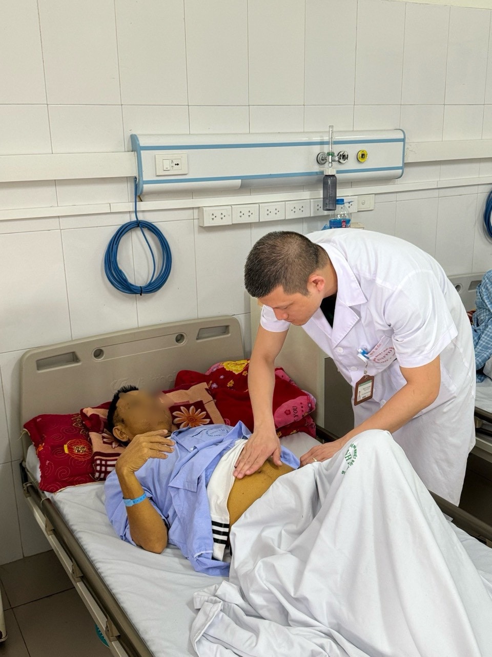 Uống thuốc nam không rõ nguồn gốc, hai người đàn ông suy gan -0
