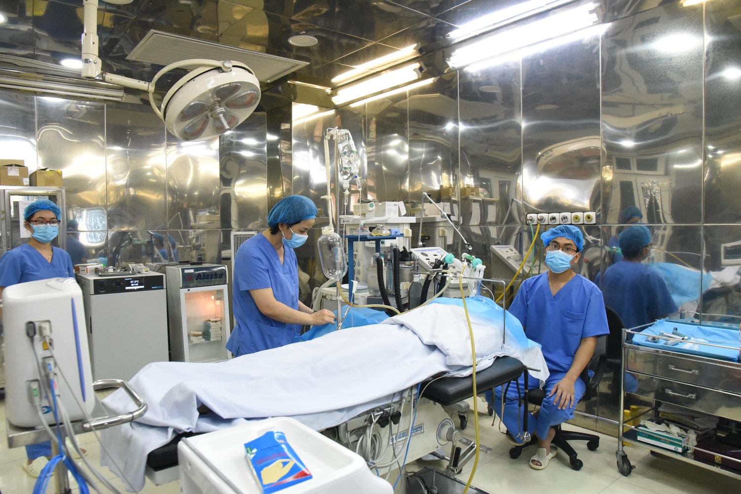 Cận cảnh quá trình súc rửa phổi cho công nhân ngành than -0