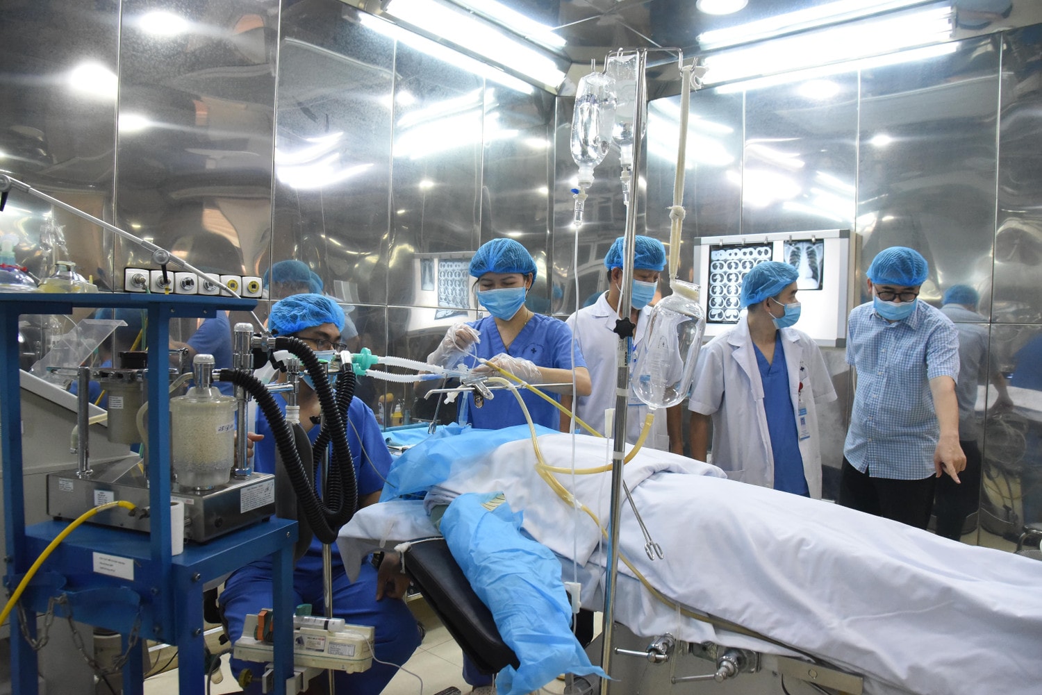 Cận cảnh quá trình súc rửa phổi cho công nhân ngành than -0