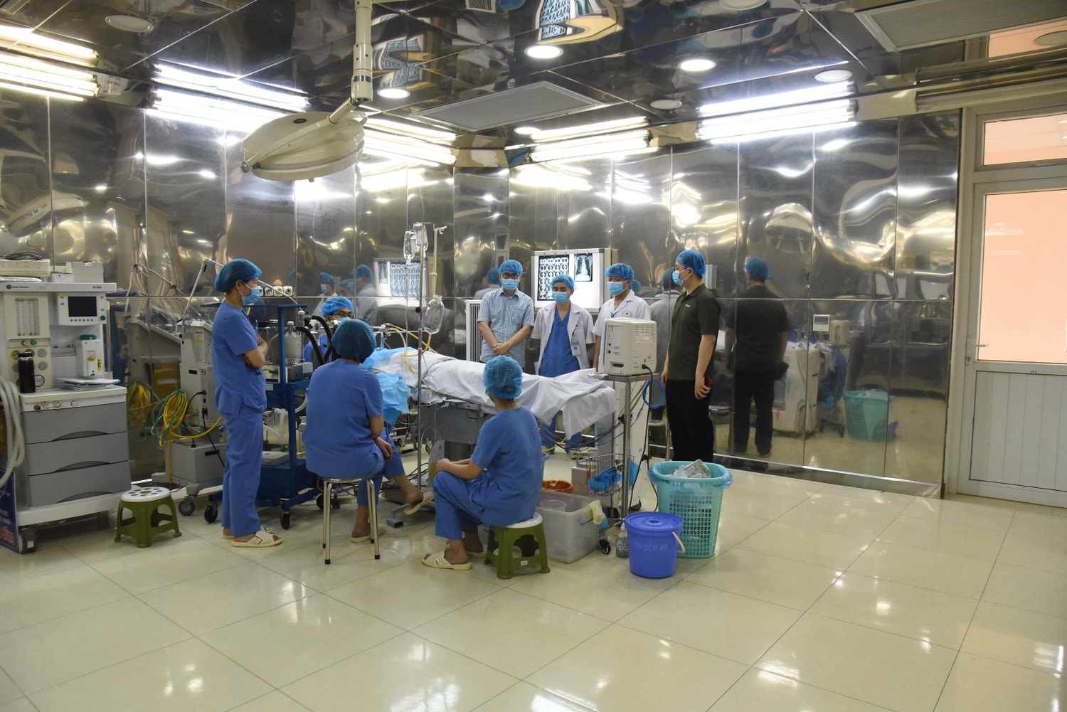 Cận cảnh quá trình súc rửa phổi cho công nhân ngành than -0