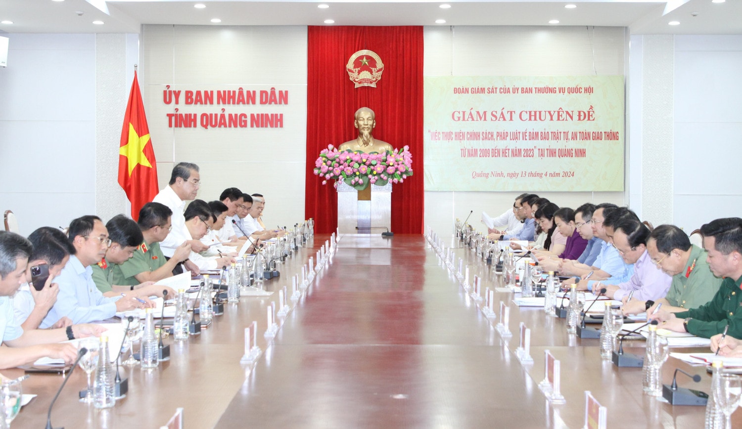 Quang cảnh cuộc làm việc của Đoàn giám sát của Ủy ban Thường vụ Quốc hội với UBND tỉnh Quảng Ninh. Ảnh: Trung Thành