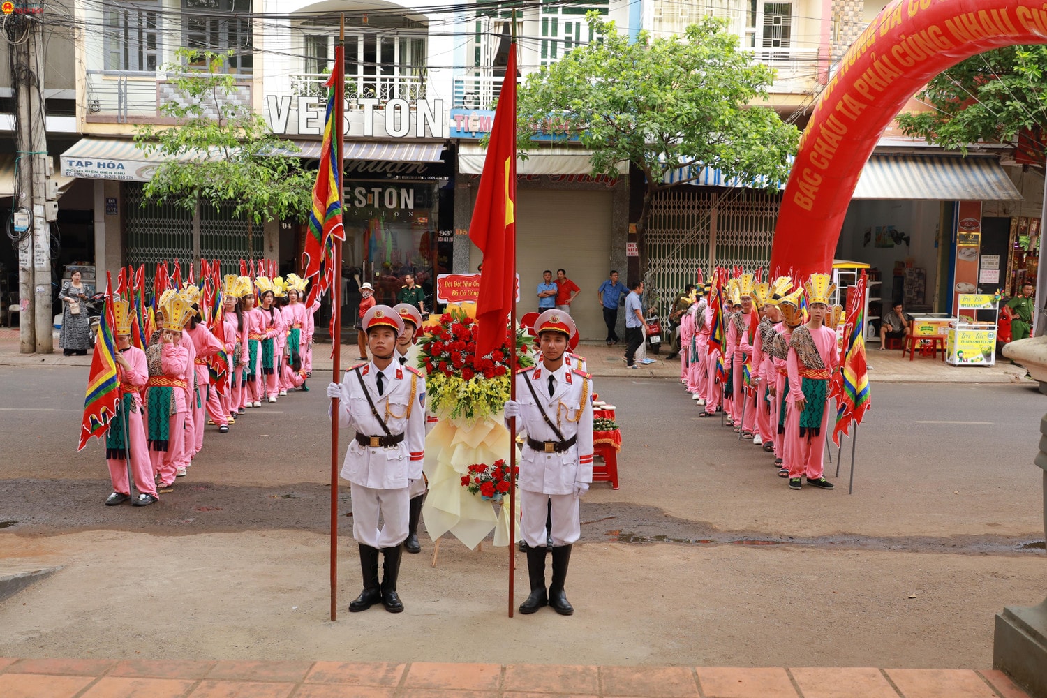 Nghi thức chuẩn bị dâng hoa tại Đình Lạc Giao ngày giỗ Tổ Hùng Vương 10.3. Ảnh: Khánh Ngân Nghi thức chuẩn bị dâng hoa tại Đình Lạc Giao ngày giỗ Tổ Hùng Vương 10.3. Ảnh: Khánh Ngân