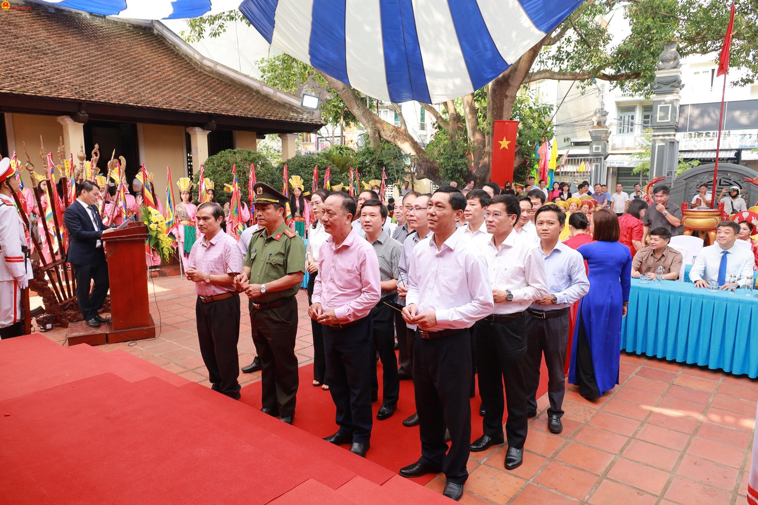 Các lãnh đạo tỉnh Đắk Lắk kính dâng hương tưởng nhớ Vua Hùng. Ảnh: Khánh Ngân Các lãnh đạo tỉnh Đắk Lắk kính dâng hương tưởng nhớ Vua Hùng. Ảnh: Khánh Ngân