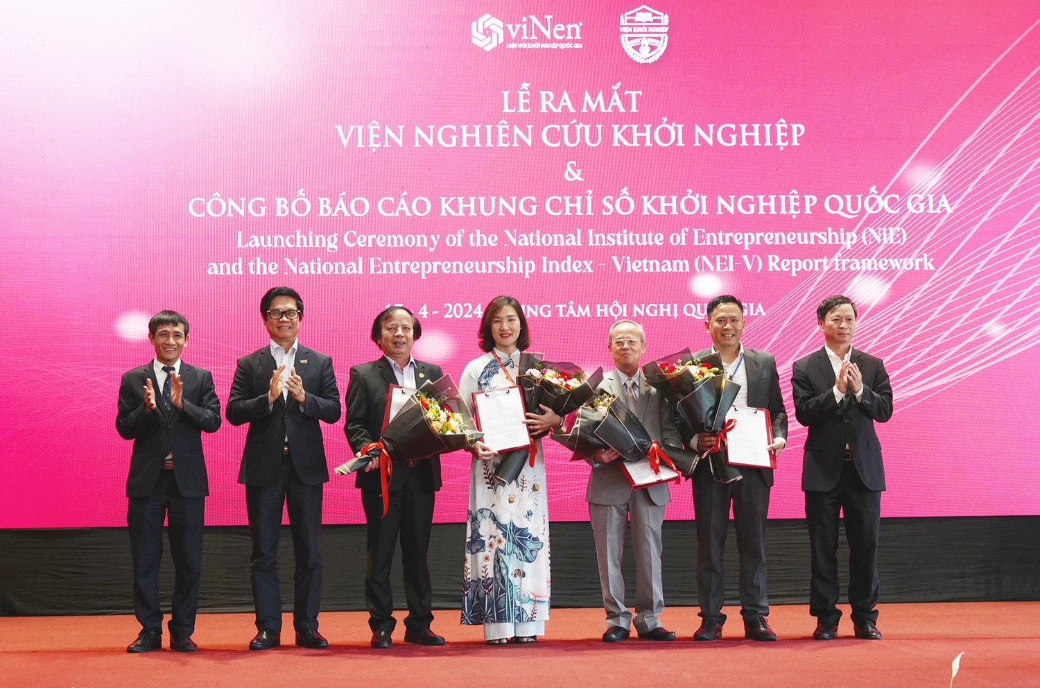 Thứ trưởng Bộ Khoa học và Công nghệ Hoàng Minh, Uỷ viên Uỷ ban Kinh tế của Quốc hội Vũ Tiến Lộc và Chủ tịch Hiệp hội Khởi nghiệp Quốc gia TS. Đinh Việt Hòa tặng hoa chúc mừng các lãnh đạo Viện Nghiên cứu Khởi nghiệp Tăng cường kết nối thúc đẩy khởi nghiệp đổi mới sáng tạo -0