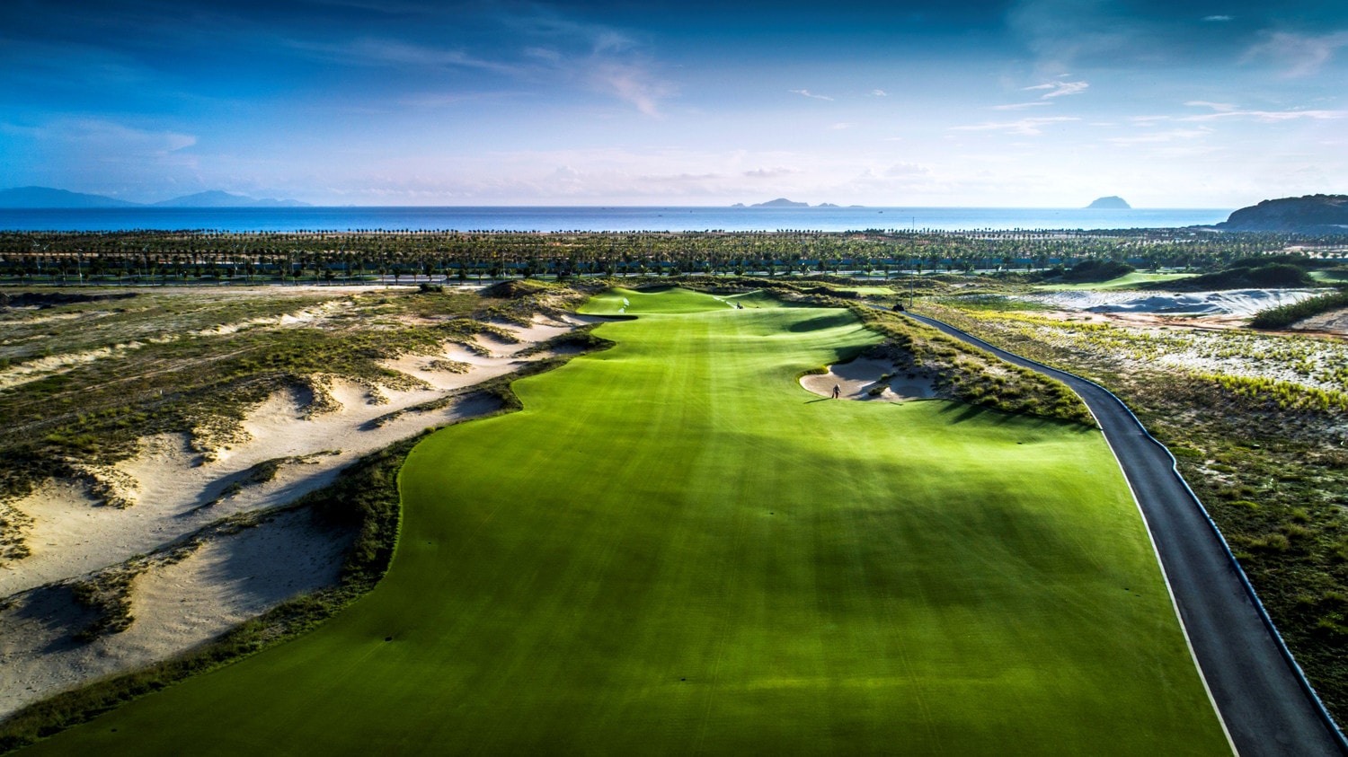 Sân golf 27 lỗ tiêu chuẩn quốc tế tại Wyndham Grand KN Paradise sẽ mang đến cho những người đam mê golf trải nghiệm đẳng cấp