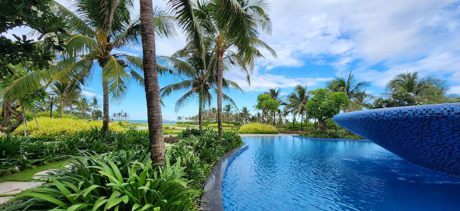 Wyndham Grand KN Paradise sở hữu những khu vườn xanh mát, hồ bơi riêng tư, giúp du khách tận hưởng trọn vẹn sự thư giãn, yên bình
