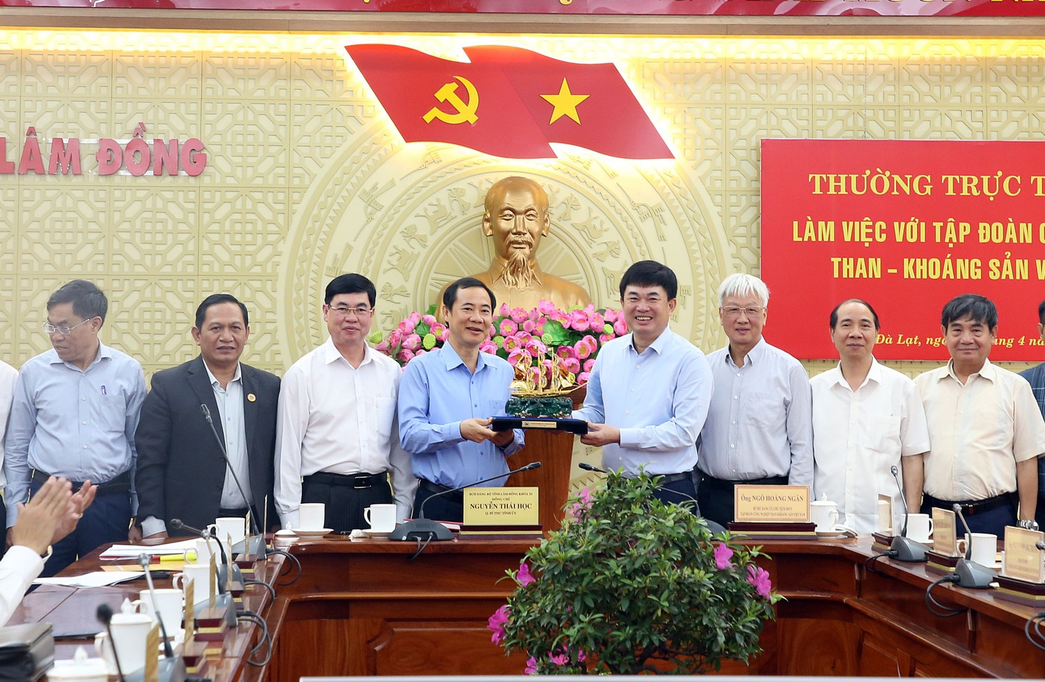 Chủ tịch HĐTV TKV Ngô Hoàng Ngân tặng quà lưu niệm Thường trực Tỉnh uỷ Lâm Đồng Lâm Đồng làm việc với TKV về dự án mở rộng Tổ hợp bauxite Tân Rai -0