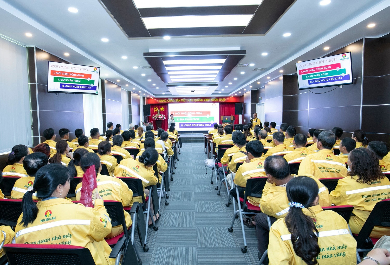 PVCFC đưa bà con nông dân “Tham quan nhà máy - gặt hái mùa vàng” -0