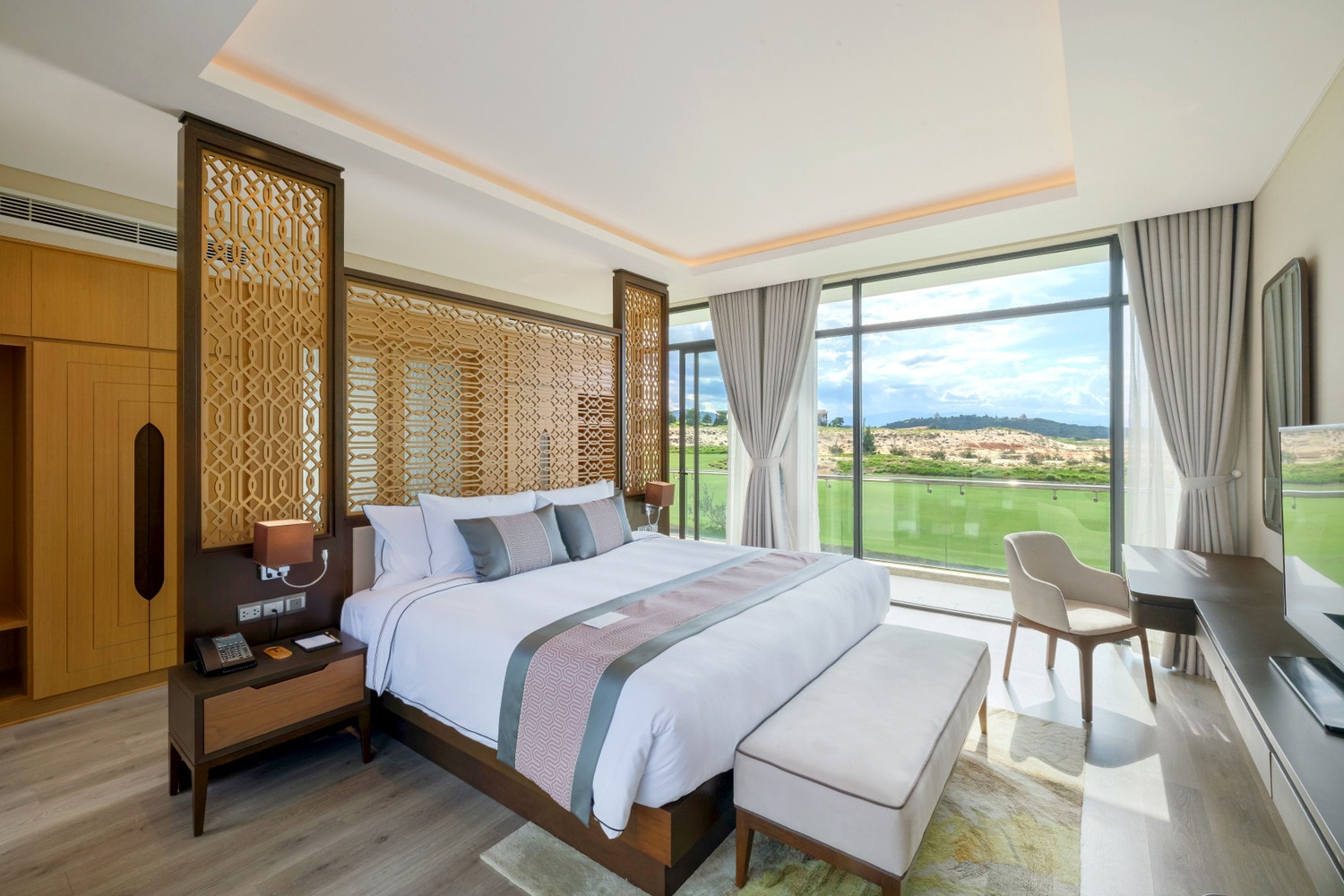 Wyndham Grand KN Paradise bao gồm 92 căn villa với 327 phòng ngủ có nội thất sang trọng và dịch vụ tiện nghi