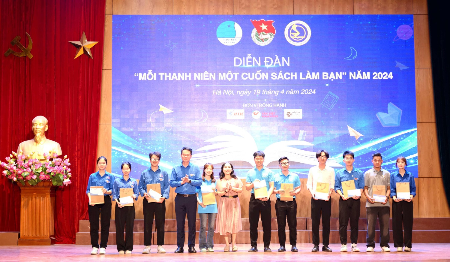 Nỗ lực khơi dậy tình yêu sách của thanh viên, sinh viên -0