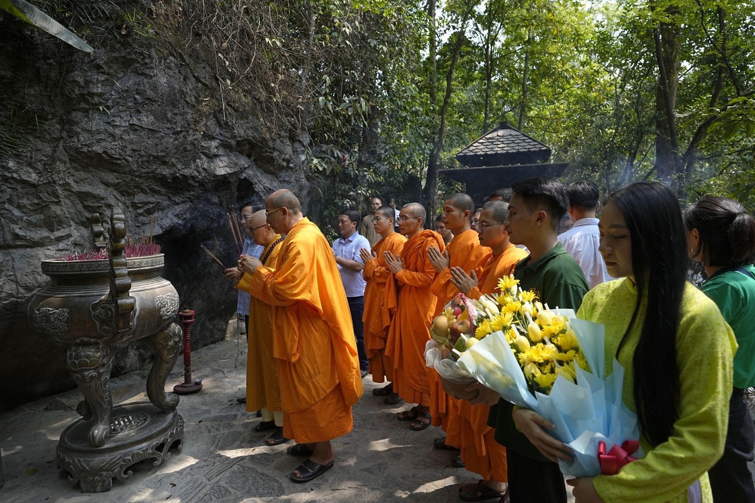 Chùa Ba Vàng chung tay vì đời sống đồng bào Ma Coong - 0