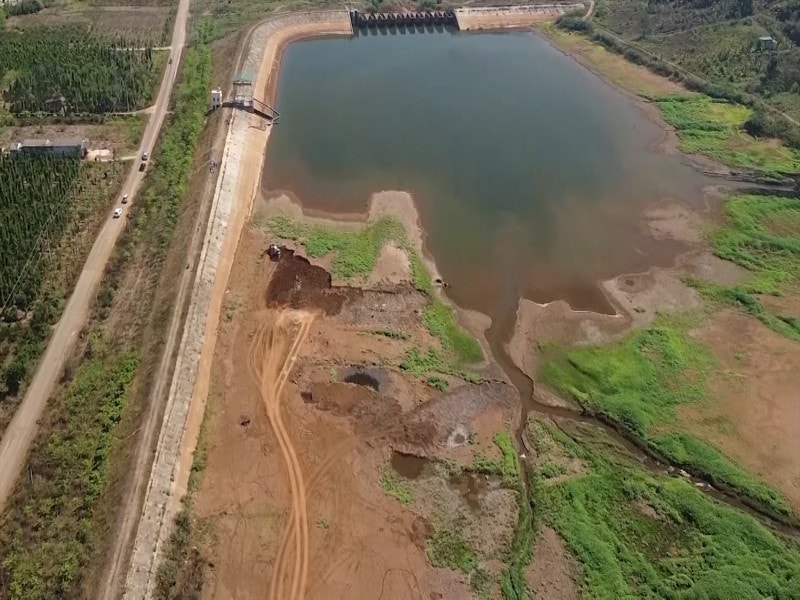 Hồ thuỷ điện trong tình trạng trơ đáy