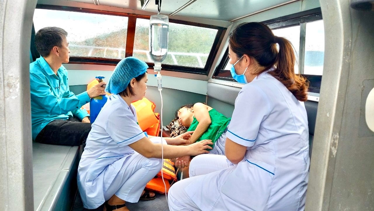 Quảng Ninh: Bác sĩ đỡ đẻ cho sản phụ ngay trên biển -0