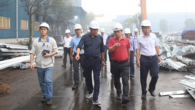 Lãnh đạo EVN kiểm tra tiến độ cung cấp cột thép cho Dự án đường dây 500kV mạch 3 từ Quảng Trạch (Quảng Bình) đến Phố Nối (Hưng Yên). Ảnh: EVN