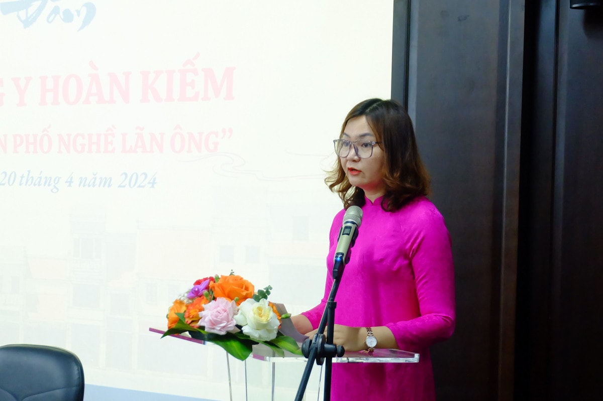 Bà Trần Thị Thúy Lan, Phó trưởng Ban phụ trách Ban quản lý Hồ Hoàn Kiếm và Phố cổ Hà Nội phát biểu tại tọa đàm Phát triển phố nghề Lãn Ông gắn với du lịch -1