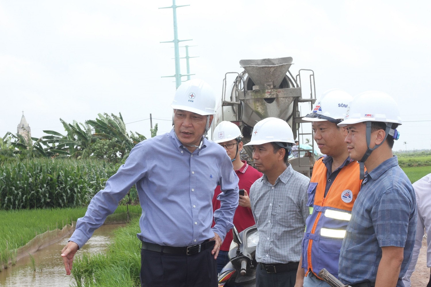 Lãnh đạo EVN kiểm tra tiến độ thi công Dự án đường dây 500kV Nhà máy Nhiệt điện Nam Định I - Thanh Hóa và Nhà máy Nhiệt điện Nam Định I - Phố Nối	Ảnh: EVN