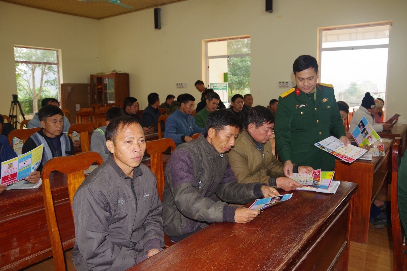 Bộ CHQS tỉnh Bắc Kạn phát tờ rơi tuyên truyền PBGDPL cho bà con Nhân dân xã Xuân Lạc, huyện Chợ Đồn. Ảnh: Bộ CHQS tỉnh Bắc Kạn
